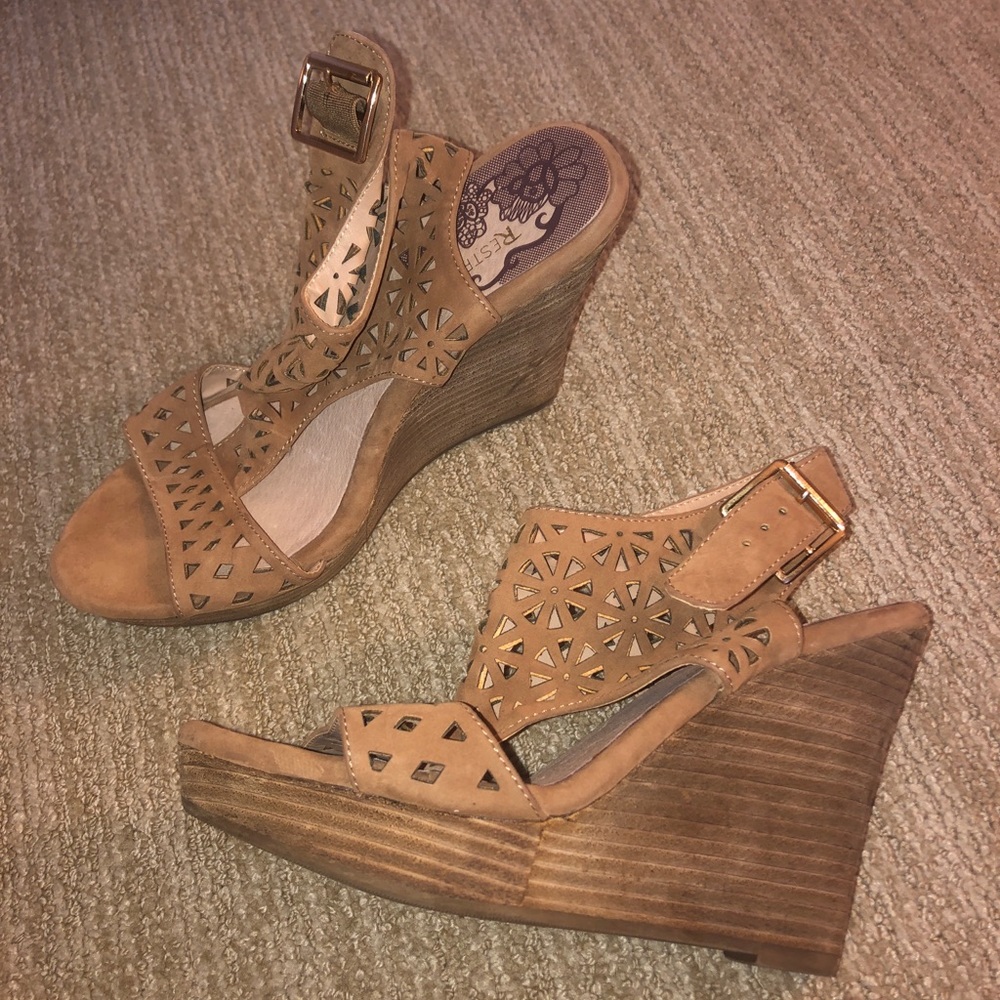 ‘Restricted’ Tan Wedges✨